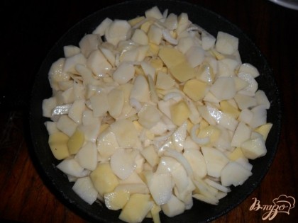 На картофель крошим полукольцами лук, и крошим остальную картофель. Солим, заливаем майонезом, добавляем воду и отправляем в духовку предварительно разогретую до 180 градусов на 30 минут.