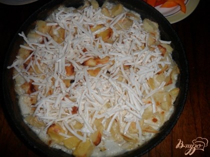 Готовую и зажаренную сверху картофель посыпаем тертым сыром и отправляем в духовку еще на 10 минут.