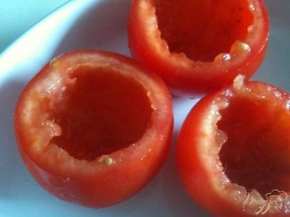 У томатов срезать верхушку и вынуть серединку .