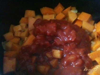 Затем добавить консервированные томаты. Оставить еще на 5 минут. под крышкой.