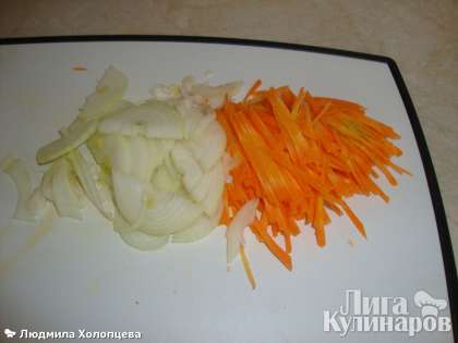 Нарезаем морковь и лук соломкой