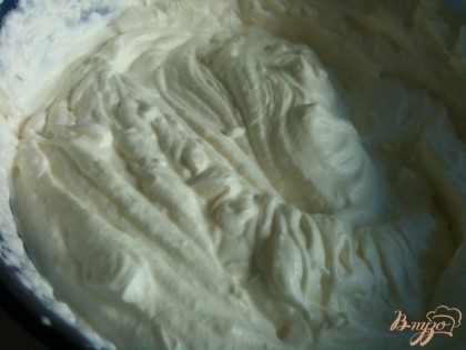 Холодные  сливки ( 150 мл.) взбить с щепоткой соли.