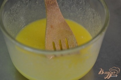 Разогреть духовку до 180 гр. Взбить сахар с маслом. Добавить по яйцу за раз,после каждого перемешивать, затем ванильный экстракт.