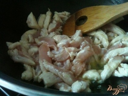 Куриные грудки нарезать тонко , немного посолить и обжарить до румяного цвета в сковороде на оливковом масле.