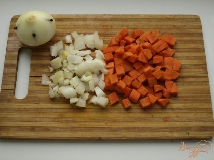 Для маринада нарезать кубиками морковь и одну луковицу.Во второй луковице сделать надрезы и воткнуть гвоздику.По рецепту используется лук-шалот,но я обошлась репчатым.