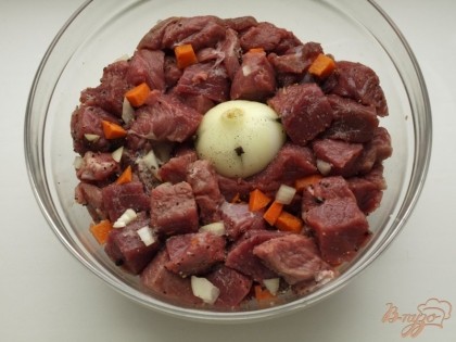 Сложить мясо в стеклянную или керамическую ёмкость(металлическая не подойдёт),добавить лук и морковь.Посыпать толчёным чёрным перцем.