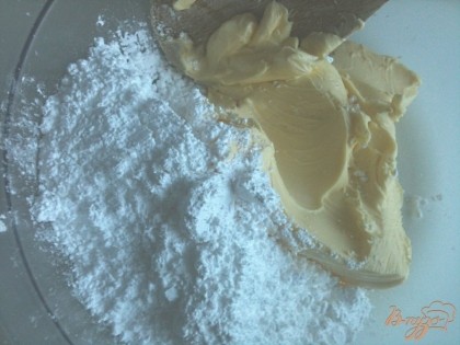 Мягкое сливочное масло растереть с сахарной пудрой