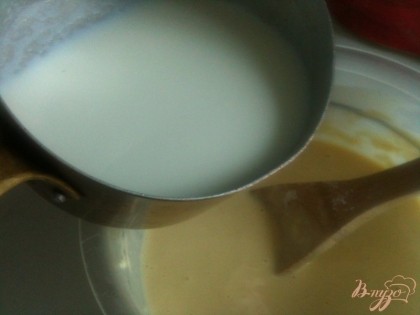 Молоко нагреть (не до кипения) . Вливать небольшими порциями в тесто, хорошо размешивая.Затем добавить растительное масло. Тесто оставить на 15-20 мин.