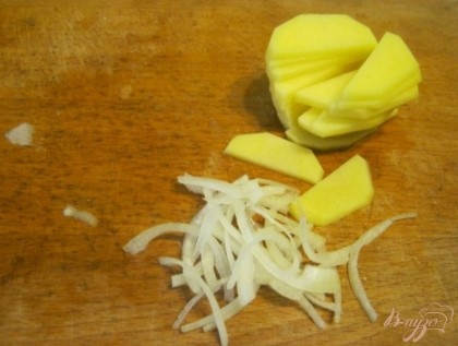 Нарезать овощи тонкими полукольцами (если картофель не слишком крупный, то можно нарезать его кольцами).