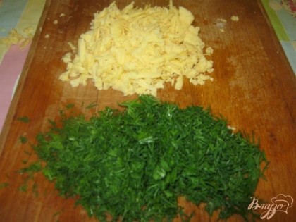 Сыр натереть на крупной терке, зелень мелко порубить.