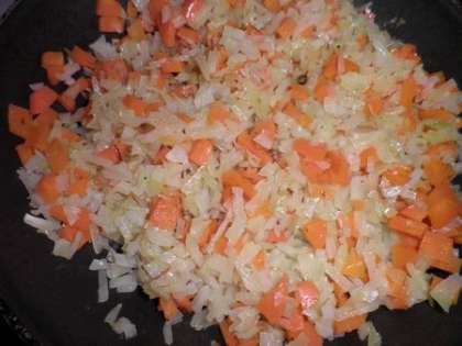 Приготовить тушеную капусту с морковью