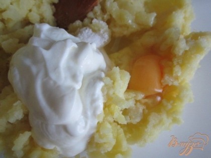 Картофель отварить до готовности и размять .Выбить яйцо, добавить творог, соль по вкусу и хорошо размешать.