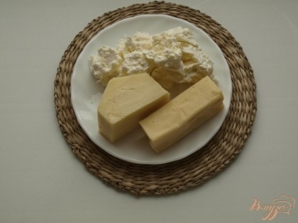Подготовить сыр для начинки.Желательно использовать 3 вида сыра по своему вкусу,но обязательно с присутствием домашнего сыра(творога).Я использовала творог,моцареллу и эдам.
