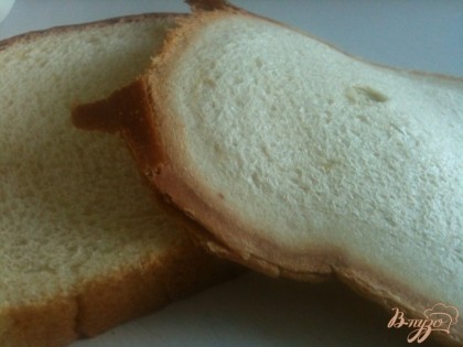 Ломтики тостерного хлеба (у меня бриошь) раскатать скалкой и сделать плоскими.