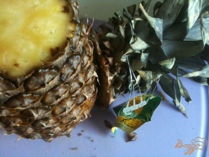 Спелый ананас ( у меня ушло 2 средних) почистить.