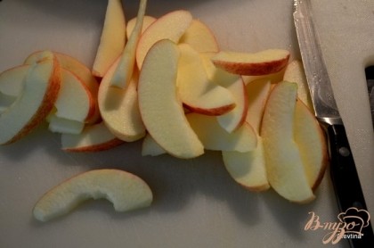 Яблоки очистить от семян и порезать дольками.