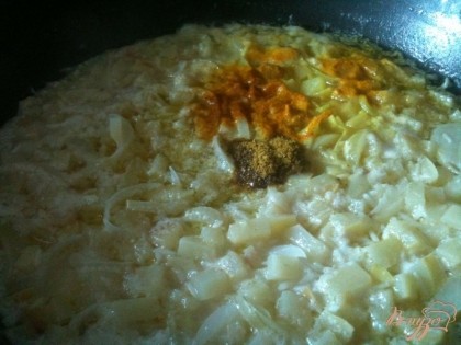 Насыпать рис, залить бульоном и добавить соль и специи. Накрыть крышкой и оставить готовиться на тихом огне.