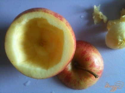 У яблок срезать верхушку и при помощи ложки вынуть середину с семечками.