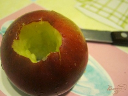 С помощью маленького ножа или специального приспособления удалить сердцевину яблока. Низ яблока немного срезать.