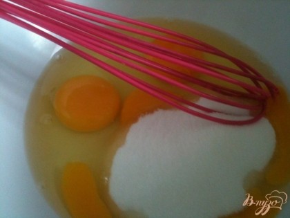 В мисочке взбить яйца и сахар.