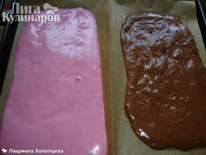Остальное тесто распределяем на противень, застеленный пекарской бумагой и выпекаем при температуре 180-175 гр 10-12 мин.