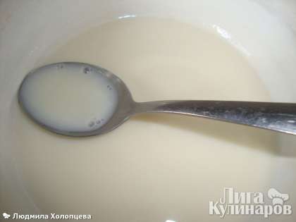Берем молоко, разогреваем, вводим глазурь и вымешиваем до однородной массы