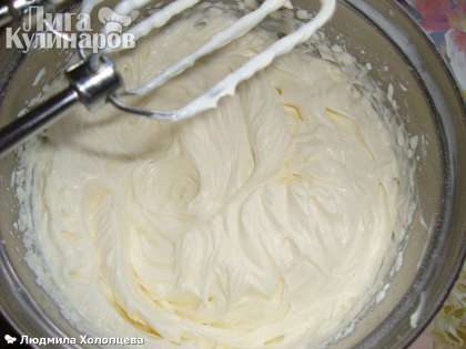 Готовим крем:  Желатин заливаем водой и даем набухнуть минут 15, после чего молоко разогреваем и вводим набухший желатин, помешивая, растворяем желатин в молоке. В сливки кладем сахарную пудру и взбиваем до пышной массы, добавляем растворенный желатин и ложку ликера. Крем взбиваем 3-5 минут, иначе может расслоится на пахту и масло. Для взбивания сливки берем из холодильника охлажденные.
