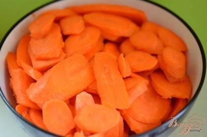 Морковь очистить и нарезать тонко.