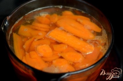 Морковь добавить в кипящую воду ,оставить на 1 мин.