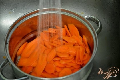 Затем воду слить и морковь промыть под холодной водой. Разложить в баночки с укропом.