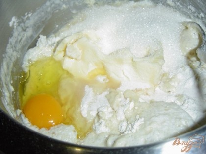 После этого добавляем размягченное сливочное масло, сахар, яйцо, ванилин, соль и замешиваем тесто, оно должно не липнуть к рукам и быть эластичным.