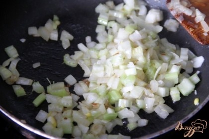 Обжарить овощи на растительном масле, помешивая.