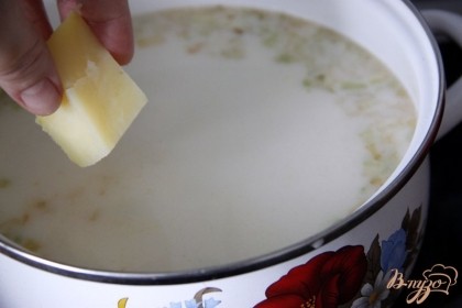 Добавить в молочно-рыбный бульон отварной картофель