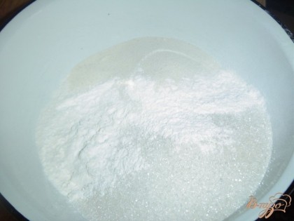 Муку с разрыхлителем просеиваем, добавляем манную крупу, сахар и перемешиваем.