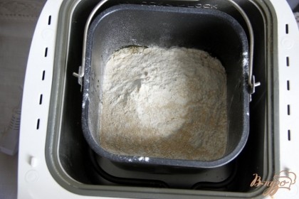 В ведёрко хлебопечки влить воду с молоком, добавить соль, сахар, кусочки маргарина, засыпать муку и сверху насыпать дрожжи. Включить программу "диетический хлеб" 3,5 часа.