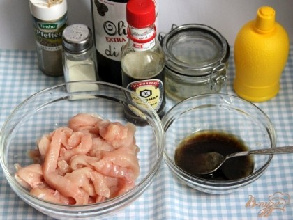 Куриную грудку нарезать полосками поперёк волокон.Из оливков.мала, соевого соуса, лим.сока, мёда, соли и перца смешать соус.