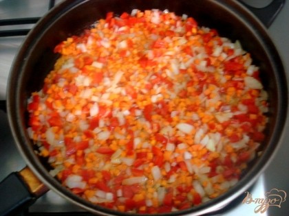 Пассируем лук и морковь, добавляем к ним перец.
