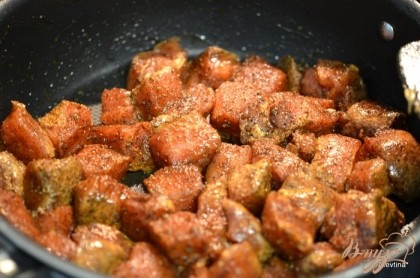 Обвалять свинину в 1 стол.л паприки. Посолить и поперчить.Обжарить свинину на олив.масле. Примерно 6 мин. Затем переложить в блюдо.