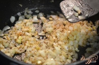Если нужно добавляем масло и обжариваем лук. Примерно 3-5 мин. Затем чеснок, паприку и тимьян, сухой тмин или семенами.