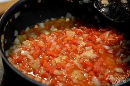 Добавляем баночку томатов, куриный бульон и тушим все вместе примерно 10 мин.