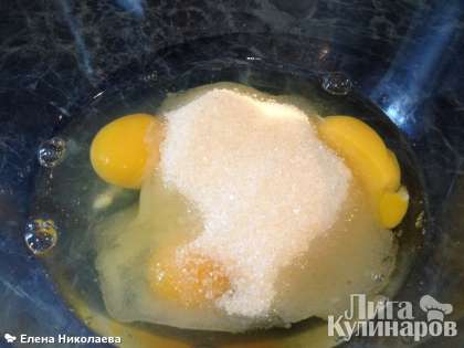 Яйца смешиваем с сахаром и ванильным сахаром