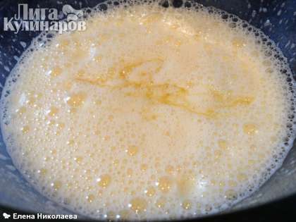 Взбиваем яйца с сахаром в пену, добавляем мед и растительное масло