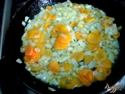 Пока картофель вариться, делаем пассировку. Лук и морковь нарезаем и обжариваем их на сливочном масле, на маленьком огне.