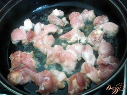 Куриное мясо порезать на кусочки и обжарить на разогретой сковороде, на растительном масле.