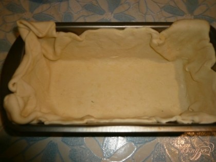 Готовое слоеное тесто (предварительно размороженное в соответствии с инструкцией на упаковке) распределяем по форме для духовки таким образом, чтобы остались большие «бортики».