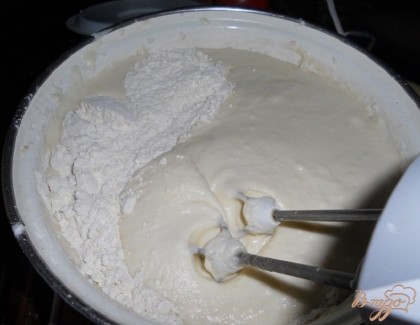 Затем второй и снова перемешиваем, если тесто получилось жидковато, то добавляем еще муки, по консистенции тесто должно быть как густая сметана.