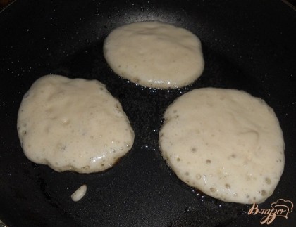 На разогретую сковороду с небольшим количеством подсолнечного масло столовой ложкой выкладываем тесто, формируя оладьи.