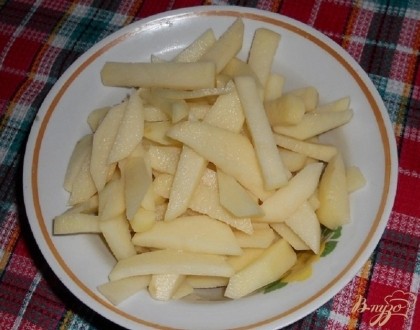 Картофель промываем, чистим  нарезаем крупными брусочками .