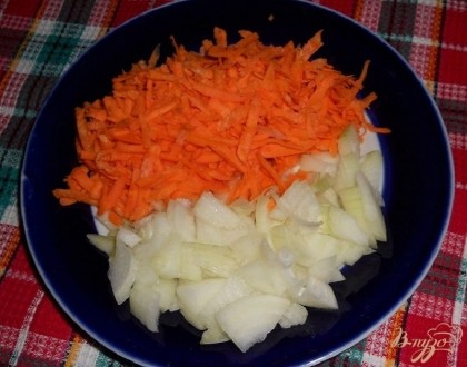 Морковь промываем, чистим и натираем на крупной тёрке (ну или на мелкой – по вкусу),  лук чистим и нарезаем четвертькольцами (или мельче).