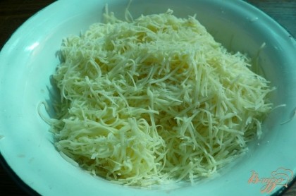 Итак, натираем любой твердый сыр на терке или мелко нарезаем.